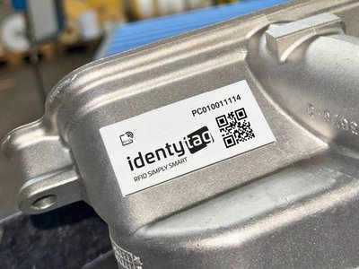 Identytag OnMetal Etikett auf einem Metallgegenstand